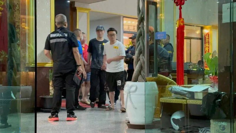 芭堤雅突袭:21名中国籍赌徒被捕 涉嫌非法赌博和电信诈骗 芭堤雅突袭:21名中国籍赌徒被捕 涉嫌非法赌博和电信诈骗
