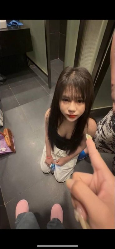 网友揭露:出轨事件与强迫下跪引发的讨论 网友揭露:出轨事件与强迫下跪引发的讨论