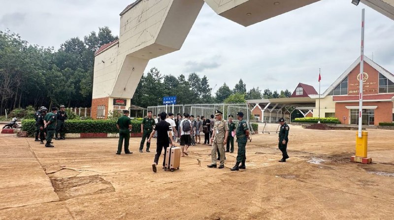 柬埔寨驱逐27名越南非法移民:包括5名女性 柬埔寨驱逐27名越南非法移民:包括5名女性