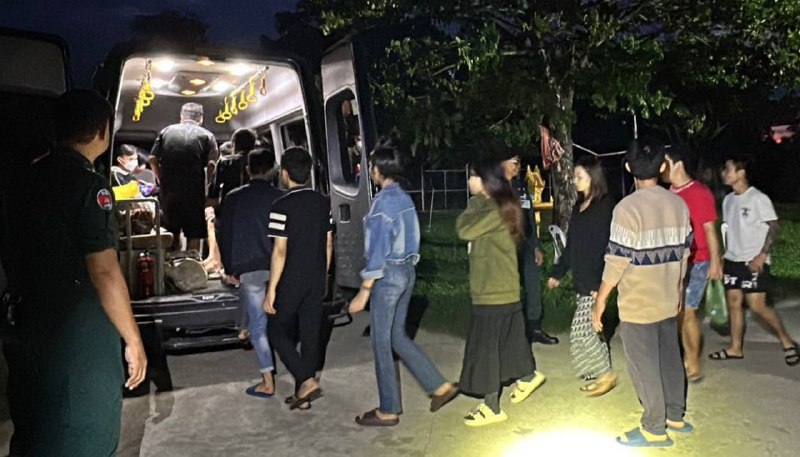 柬埔寨驱逐27名越南非法移民:包括5名女性 柬埔寨驱逐27名越南非法移民:包括5名女性