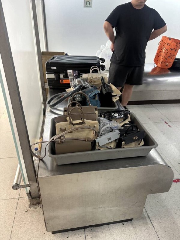 中国男子在香港抢劫爱马仕包后逃往泰国被捕 中国男子在香港抢劫爱马仕包后逃往泰国被捕