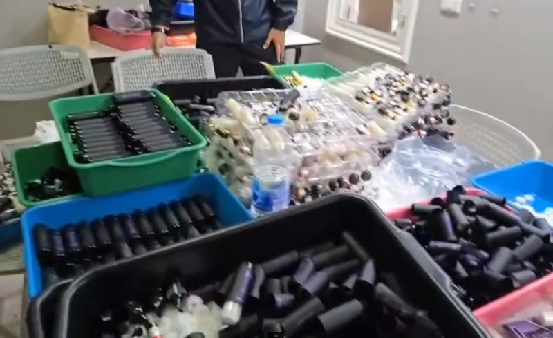 泰国警方捣毁中国人非法电子烟作坊 泰国警方捣毁中国人非法电子烟作坊