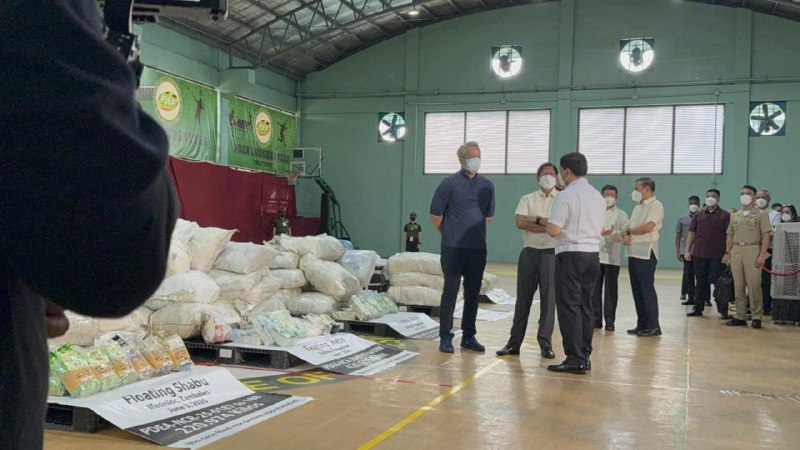 菲律宾缉毒行动:马科斯总统亲自监督销毁1300公斤毒冰 菲律宾缉毒行动:马科斯总统亲自监督销毁1300公斤毒冰