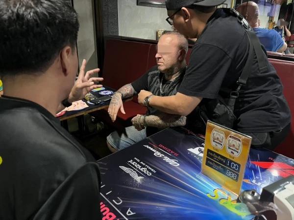 芭提雅警方成功逮捕德国贩毒嫌疑人, 缴获大量可卡因 芭提雅警方成功逮捕德国贩毒嫌疑人, 缴获大量可卡因