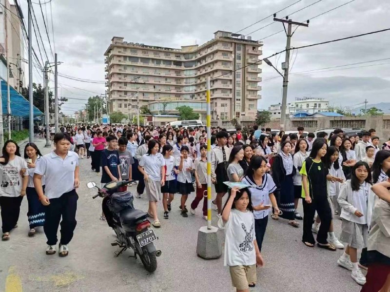 瓦城4.9级余震引发大量学生和家长奔跑逃生 瓦城4.9级余震引发大量学生和家长奔跑逃生