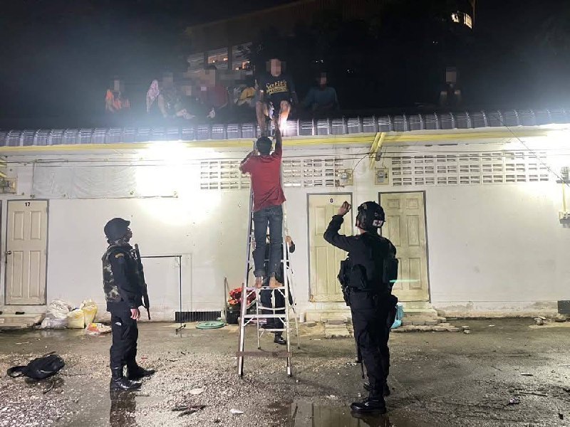 十名泰国工人在柬泰边境因欠薪被捕,偷渡归国未果 十名泰国工人在柬泰边境因欠薪被捕,偷渡归国未果