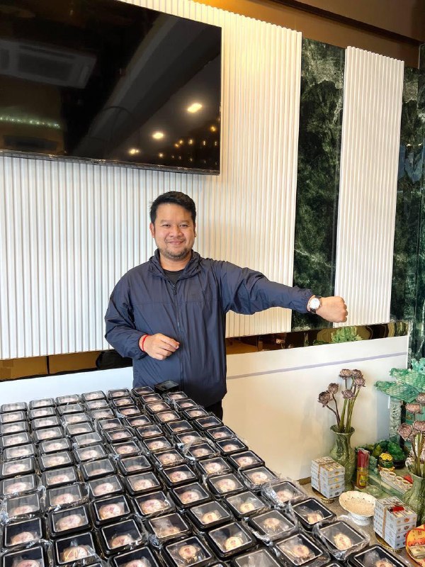 西港大亨狄伟杰向员工发放印有总理洪玛耐雕像的纪念手表 西港大亨狄伟杰向员工发放印有总理洪玛耐雕像的纪念手表
