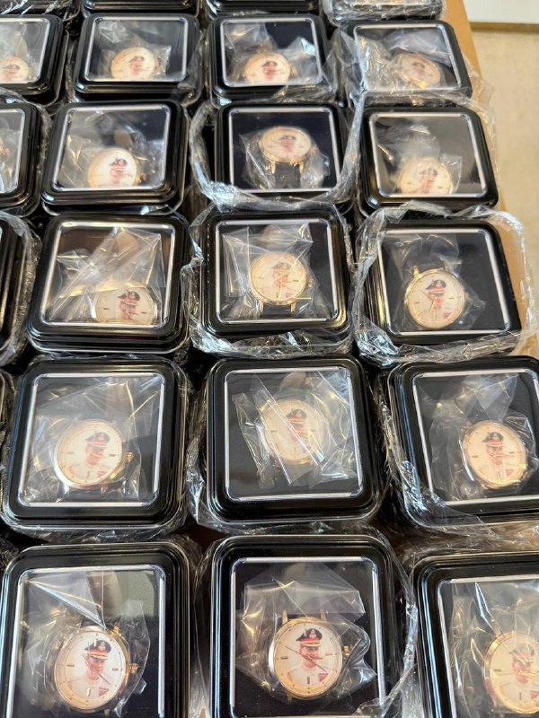 西港大亨狄伟杰向员工发放印有总理洪玛耐雕像的纪念手表 西港大亨狄伟杰向员工发放印有总理洪玛耐雕像的纪念手表